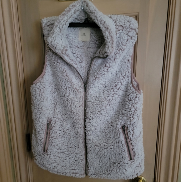 Misses sz L Thread & Supply Wubby Sherpa Tan And cream zip of Vest - Picture 8 of 9